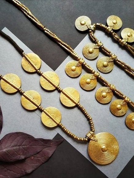 Two sisters deals jewelry company